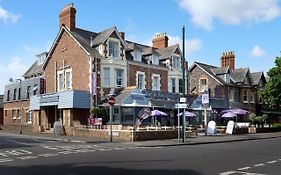 Stones Hotel And Bar
